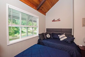 4 BR Riverfront Home w/ Stunning Views, Fireplace