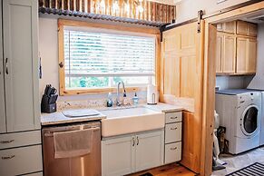 4 BR Riverfront Home w/ Stunning Views, Fireplace