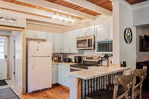 4 BR Riverfront Home w/ Stunning Views, Fireplace
