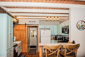 4 BR Riverfront Home w/ Stunning Views, Fireplace