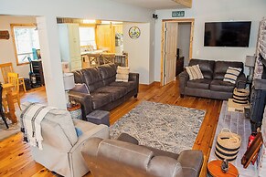 4 BR Riverfront Home w/ Stunning Views, Fireplace
