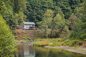 4 BR Riverfront Home w/ Stunning Views, Fireplace