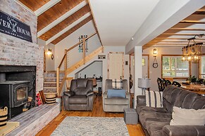 4 BR Riverfront Home w/ Stunning Views, Fireplace