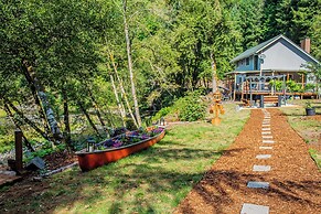 4 BR Riverfront Home w/ Stunning Views, Fireplace