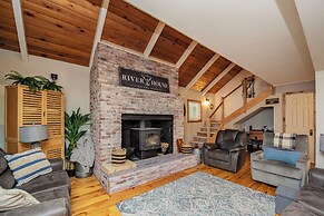 4 BR Riverfront Home w/ Stunning Views, Fireplace