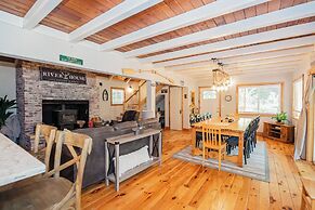 4 BR Riverfront Home w/ Stunning Views, Fireplace