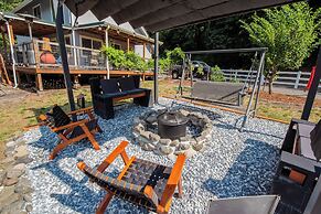 4 BR Riverfront Home w/ Stunning Views, Fireplace