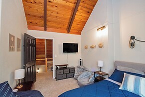 4 BR Riverfront Home w/ Stunning Views, Fireplace