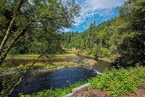 4 BR Riverfront Home w/ Stunning Views, Fireplace