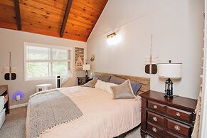 4 BR Riverfront Home w/ Stunning Views, Fireplace