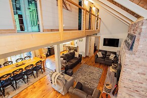 4 BR Riverfront Home w/ Stunning Views, Fireplace