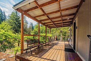 4 BR Riverfront Home w/ Stunning Views, Fireplace