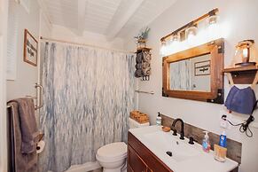 4 BR Riverfront Home w/ Stunning Views, Fireplace