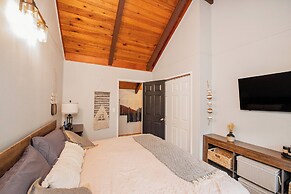 4 BR Riverfront Home w/ Stunning Views, Fireplace