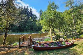 4 BR Riverfront Home w/ Stunning Views, Fireplace