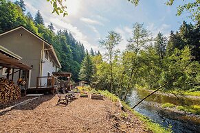 4 BR Riverfront Home w/ Stunning Views, Fireplace