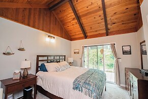 4 BR Riverfront Home w/ Stunning Views, Fireplace