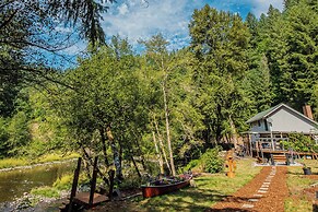 4 BR Riverfront Home w/ Stunning Views, Fireplace