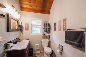 4 BR Riverfront Home w/ Stunning Views, Fireplace
