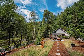 4 BR Riverfront Home w/ Stunning Views, Fireplace