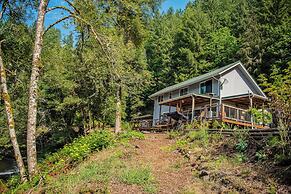 4 BR Riverfront Home w/ Stunning Views, Fireplace