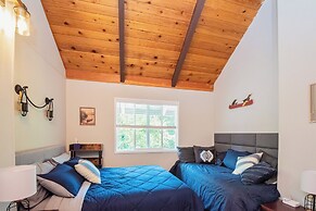 4 BR Riverfront Home w/ Stunning Views, Fireplace