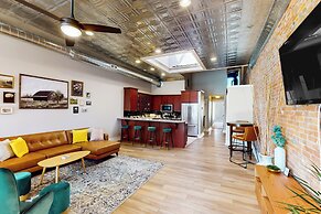 'downtown Delight' w/ Patio! 1 Mi to Ball State