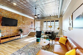 'downtown Delight' w/ Patio! 1 Mi to Ball State