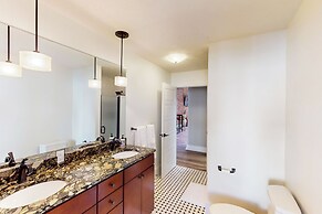 'downtown Delight' w/ Patio! 1 Mi to Ball State