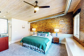 'downtown Delight' w/ Patio! 1 Mi to Ball State