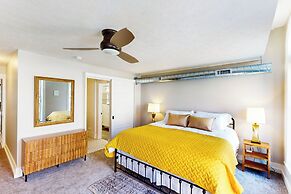 'downtown Delight' w/ Patio! 1 Mi to Ball State