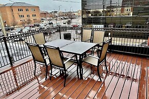 'downtown Delight' w/ Patio! 1 Mi to Ball State