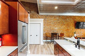 'downtown Delight' w/ Patio! 1 Mi to Ball State