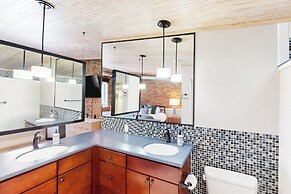 'downtown Delight' w/ Patio! 1 Mi to Ball State