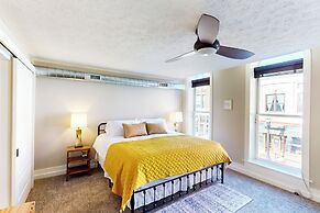 'downtown Delight' w/ Patio! 1 Mi to Ball State