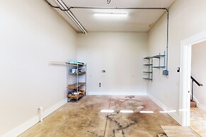 'downtown Delight' w/ Patio! 1 Mi to Ball State