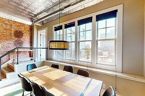 'downtown Delight' w/ Patio! 1 Mi to Ball State