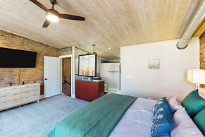 'downtown Delight' w/ Patio! 1 Mi to Ball State