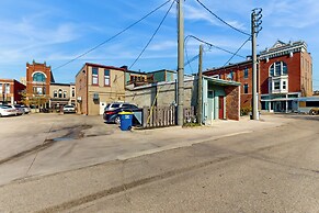 'downtown Delight' w/ Patio! 1 Mi to Ball State