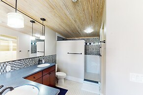 'downtown Delight' w/ Patio! 1 Mi to Ball State