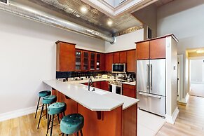 'downtown Delight' w/ Patio! 1 Mi to Ball State