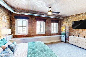 'downtown Delight' w/ Patio! 1 Mi to Ball State