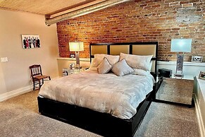 'downtown Delight' w/ Patio! 1 Mi to Ball State