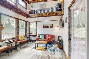 River-view Home w/ Fire Pit & Grill!