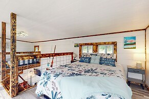 River-view Home w/ Fire Pit & Grill!