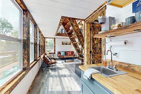 River-view Home w/ Fire Pit & Grill!