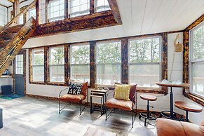 River-view Home w/ Fire Pit & Grill!