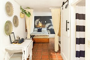 Trade Winds Restaurant & Guesthouse