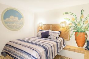 Trade Winds Restaurant & Guesthouse