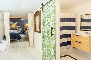 Trade Winds Restaurant & Guesthouse